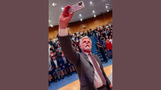 Fact Check: Fotka selfie NEUKAZUJE prezidenta Pavla, jak je osamocen na summitu NATO v Ankaře - Jde se o setkání se studenty