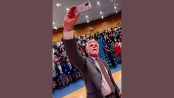Fact Check: Fotka selfie NEUKAZUJE prezidenta Pavla, jak je osamocen na summitu NATO v Ankaře - Jde se o setkání se studenty